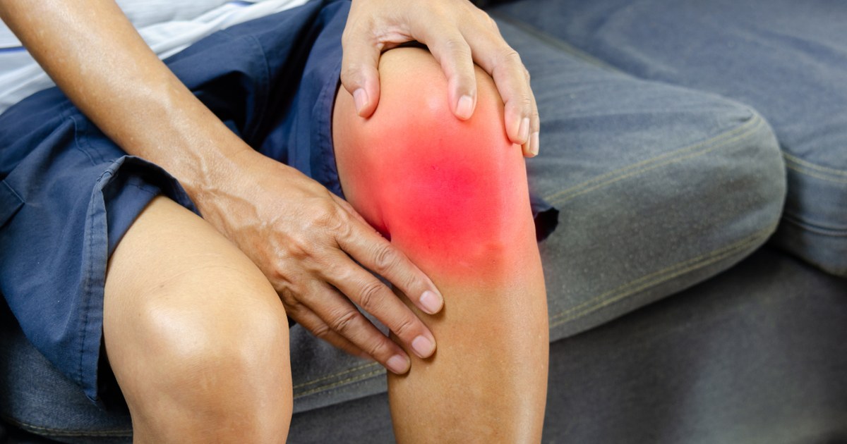 Persona con dolor de rodilla al caminar, relacionado con la pisada