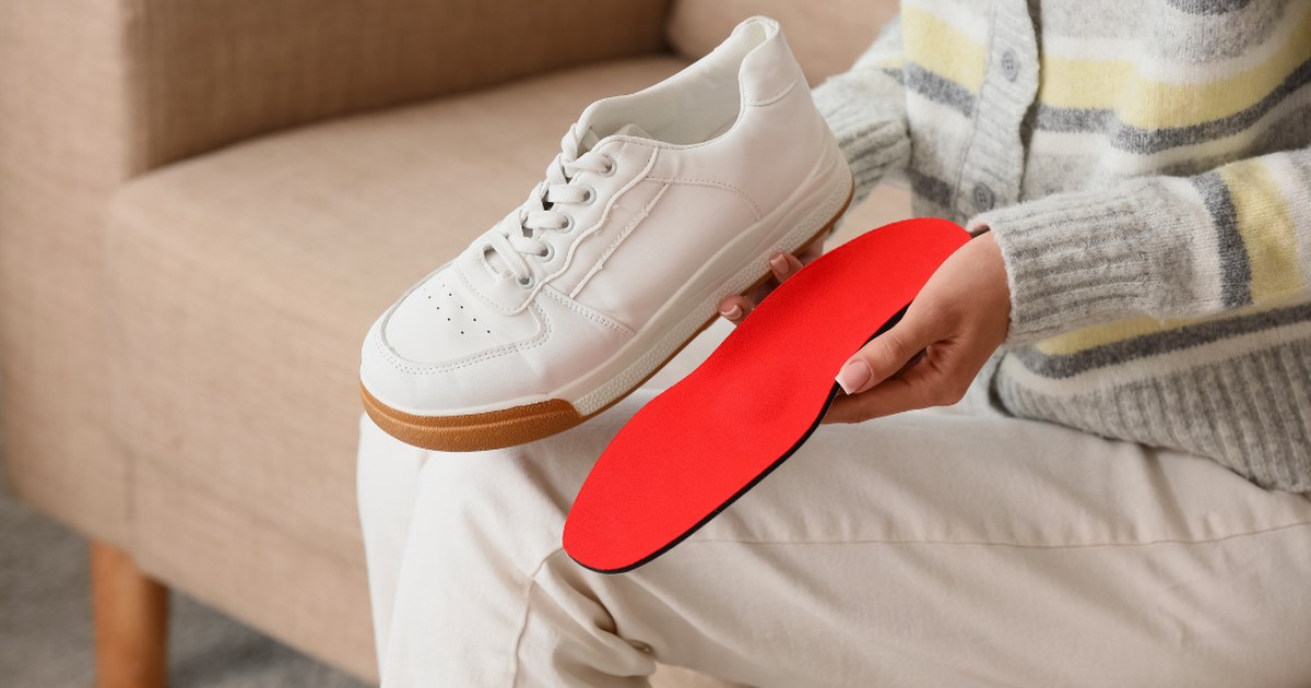 Plantilla ortopédica a medida colocada dentro de una zapatilla